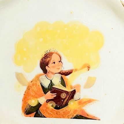 Блюдце ручной работы «Девушка с книгой», белая, фарфор, 10,5 см, фото 3.