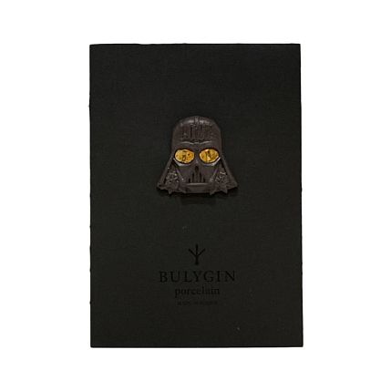 Брошь ручной работы Bulygin «Дарт Вейдер», фарфор, чёрно-золотистая, фото 4.