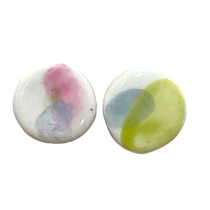 Серёжки-гвоздики Мария Гордеева круглые с акварельными разводами, керамика, зелёно-розовые, фото 1.