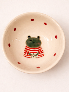 Тарелка глубокая ручной работы Ким керамика Лягушка в полосатом свитере, белая в красный горошек, фарфор, 12 см