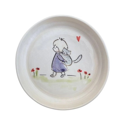 Тарелка ручной работы НАДО ЖЕ с бортиком Котёнок на девочке, керамика, 13-14 см, фото 1.