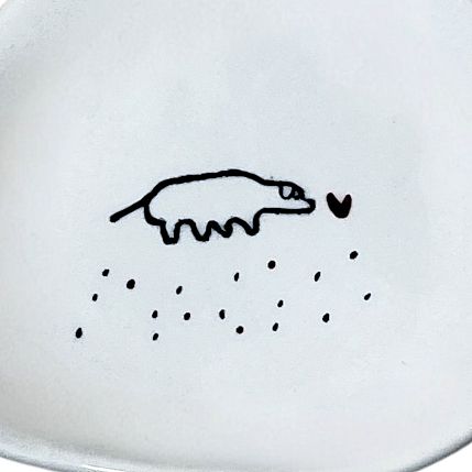 Блюдце ручной работы с рисунком Собачка с сердечком, белое, полуфарфор, 10 см, фото 2.