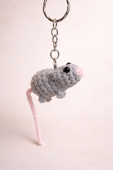 Вязаный брелок «Крыса», темно серый, фото 1.