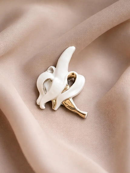 Брошь ручной работы Фарфор Булыгина «Банан», бело-золотистая, фото 3.