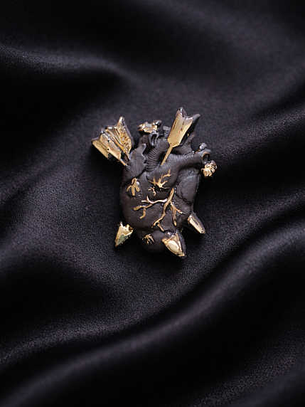 Брошь ручной работы Bulygin «Разбитое сердце», фарфор, чёрно-серебристая, фото 4.