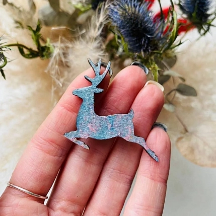 Брошь ручной работы Ручками-Ручками «Олень», голубая, дерево, фото 3.