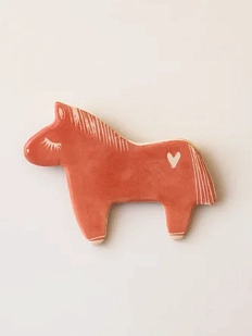 Брошь ручной работы Elizabeth Madar Лошадка с сердечком, розовая, керамика