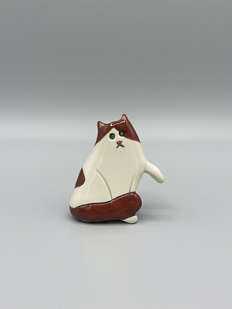 Брошь ручной работы «Кот с лапкой», бело-коричневый, керамика