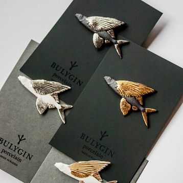 Брошь ручной работы Bulygin «Летучая рыба», бело-серебристая, фарфор, фото 4.