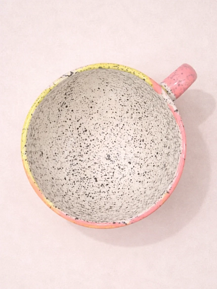 Кружка ручной работы Тата вытворяет/NF ceramics «Слишком весёлая для этого города», жёлтая, керамика, 600 мл, фото 4.
