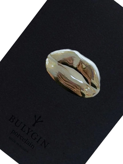 Брошь ручной работы Фарфор Булыгина «Губы», бело-серебристая, фото 2.