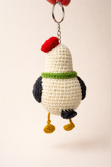 Вязаный брелок «Чайка» с зеленым шарфиком, фото 3.