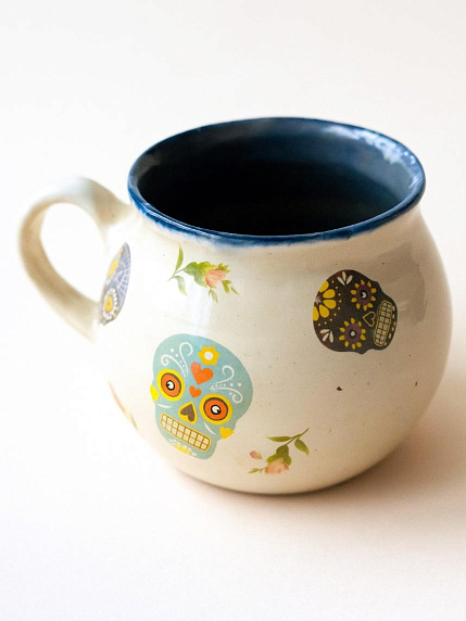 Кружка-котелок ручной работы на ножках «Череп», голубая, керамика, 350 мл, фото 1.