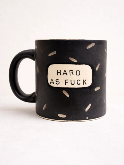 Кружка ручной работы Тата вытворяет/NF ceramics «Hard as fu*k», чёрная, керамика, 600 мл, фото 1.