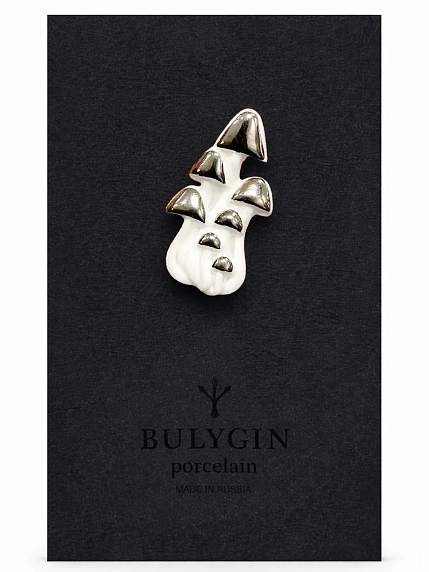 Брошь ручной работы Фарфор Булыгина «Грибы», бело-серебристая, фото 1.