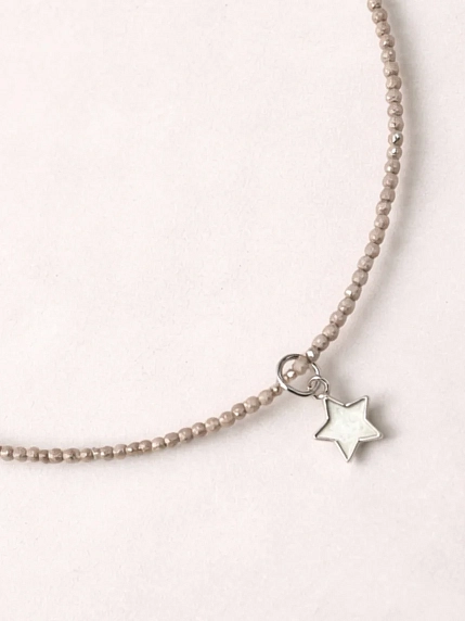 Чокер Мигетт «Звёздочка» из мелкой бежевой шпинели с подвеской, фото 1.