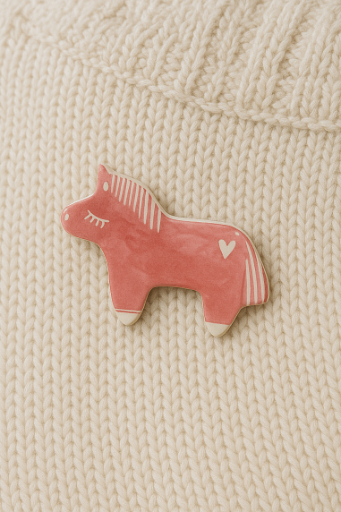 Брошь ручной работы Лошадка с сердечком, винная, керамика, фото 2.