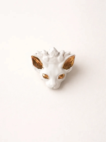 Брошь ручной работы Фарфор Булыгина «Королева кошек», бело-золотистая, фото 4.