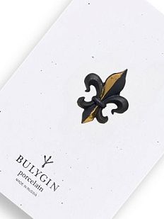 Брошь ручной работы Bulygin «Геральдическая лилия», фарфор, чёрно-золотистая