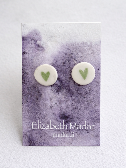 Серёжки-гвоздики Сердечко, круглые, керамика, бело-зелёные, фото 1.