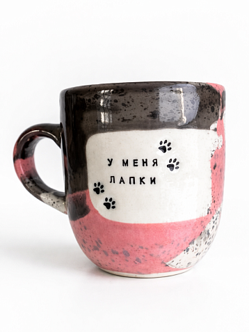Кружка ручной работы Тата вытворяет/NF ceramics «У меня лапки», розовая, керамика, 400 мл, фото 1.