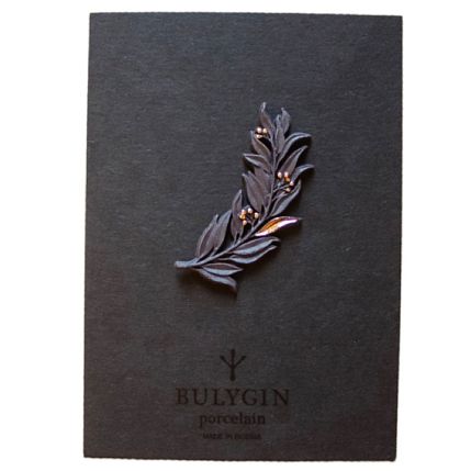 Брошь ручной работы Bulygin «Веточка оливы», фарфор, чёрно-золотистая, фото 2.