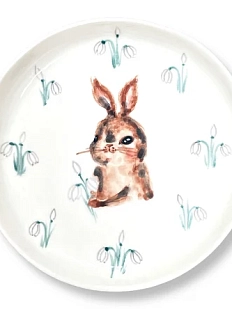 Тарелка ручной работы Ким керамика с бортиком Зайка с подснежниками, белая, фарфор, 13 см