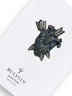 Брошь ручной работы Bulygin «Разбитое сердце», фарфор, чёрно-серебристая