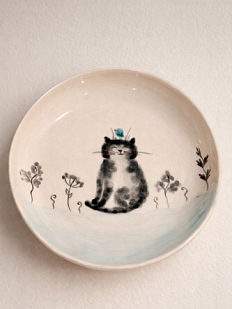 Тарелка ручной работы Ким керамика с бортиком Чёрный котик с птичкой, белая, фарфор, 16 см