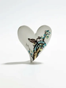 Брошь ручной работы КерамЕлКа «Длинное сердце с цветами», белая. керамика