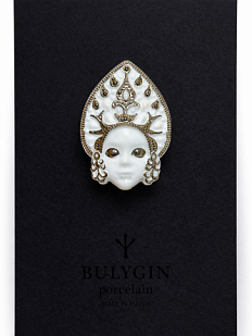 Брошь ручной работы Bulygin «Кокошник», бело-серебристая, фарфор