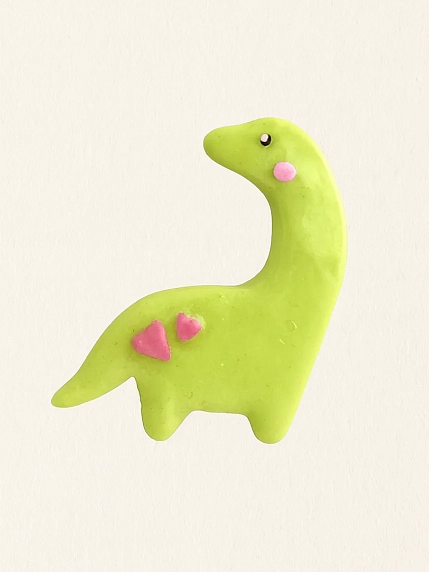 Брошь Радость Рядом «Динозаврик с сердечком», полимерная глина, зеленая, фото 1.