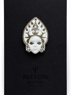 Брошь ручной работы Фарфор Булыгина «Кокошник», бело-серебристая