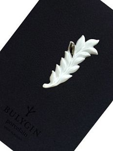Брошь ручной работы Bulygin «Веточка», бело-серебристая, фарфор