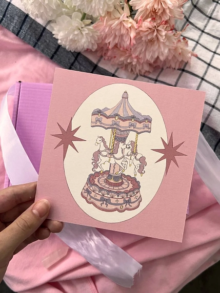 Открытка Юми Лард «Двухсторонняя карусель», розовая, 13,5 х 13,5 см, фото 1.