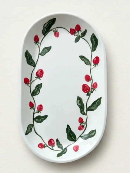 Блюдце ручной работы Йеллоускуп «Земляника», керамика, 17 см, фото 1.