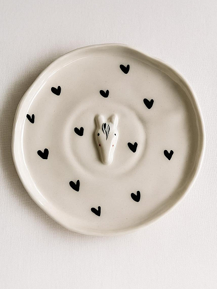 Тарелка ручной работы с фигуркой Лошадка, белая с черным сердцем, полуфарфор, 17,5 см, фото 1.