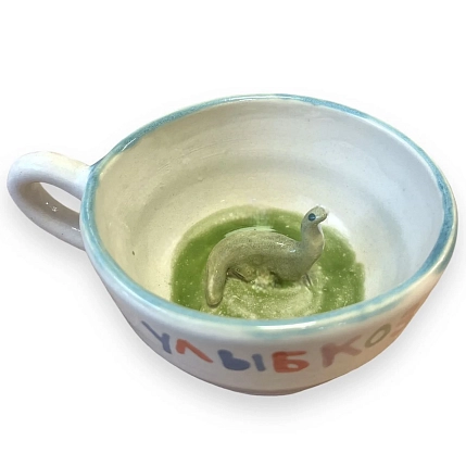 Кружка ручной работы с фигуркой динозавра внутри и надписью «Улыбкозаврр», керамика, 350 мл, фото 1.