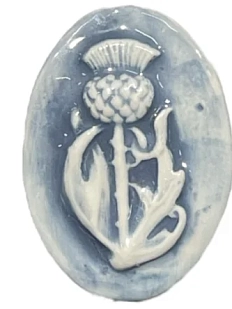 Брошь ручной работы Elizabeth Madar Чертополох, овальная, бледно-голубая, керамика