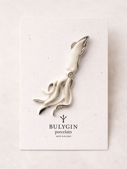 Брошь ручной работы Bulygin «Кальмар», фарфор, бело-серебристая, фото 1.