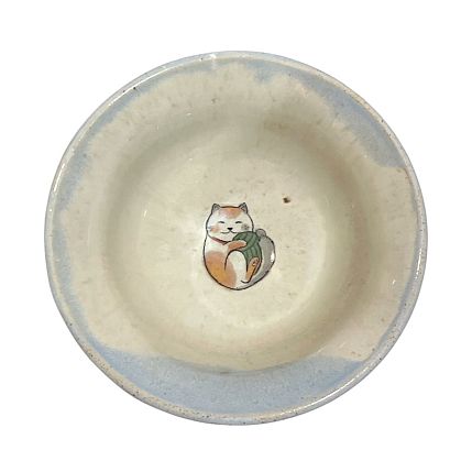 Блюдце ручной работы «Котик с клубком», голубое, керамика, 12 см, фото 1.
