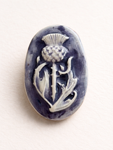 Брошь ручной работы Чертополох, овальная, белая, керамика