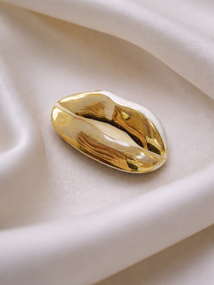 Брошь ручной работы Bulygin «Губы», фарфор, бело-золотистая, фото 4.