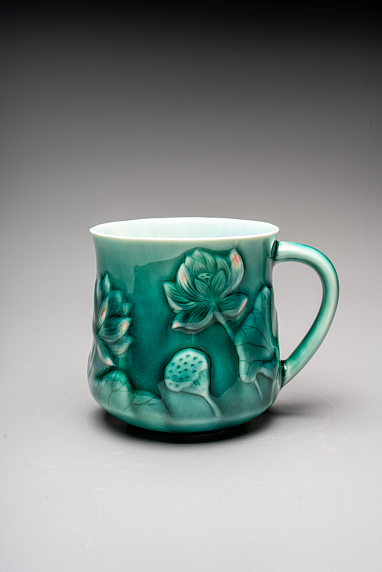 Кружка ручной работы «Лотос и карп», тёмно-зелёная, фарфор, 430 мл, фото 1.