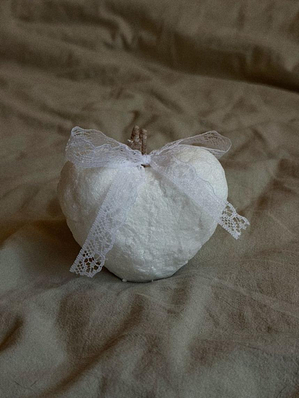 Интeрьерная свеча на Новый год «Снежок-сердце», фото 2.