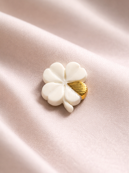 Брошь ручной работы Bulygin «Клевер», фарфор, бело-золотистая, фото 7.