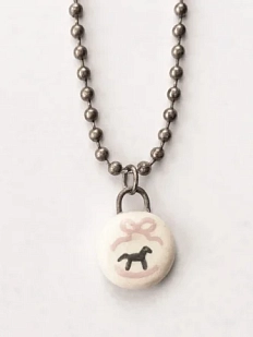 Чокер ручной работы Аннушка c подвеской «Лошадка с бантом» на шариковой цепочке, чёрно-розовый, керамика