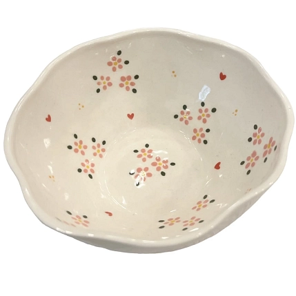 Глубокая тарелка ручной работы Slowday Ceramics в розовый цветочек с сердечками, полуфарфор, фото 1.