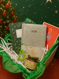 Подарочный набор на Новый год с книгой «Новогодние и другие зимние рассказы русских писателей», ежедневником, брелком и мармеладом