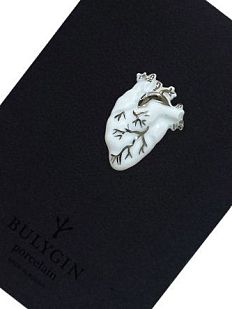 Брошь ручной работы Bulygin «Сердце», бело-серебристая, фарфор